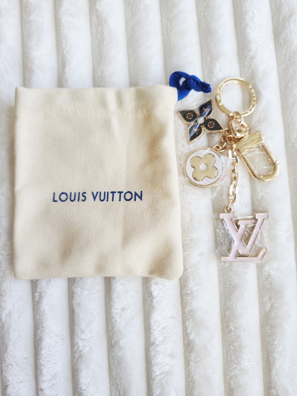 Louis Vuitton Fleur de Monogram Bag Charm Keychain Pink LV NWT - Picture 4 of 5
